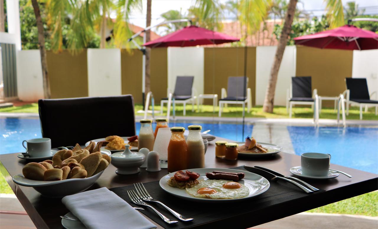 Daffodils Beach Negombo Hotel Exterior photo